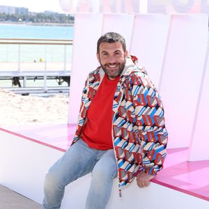 Laurent Ournac lors du photo call de ''Camping paradis'  sur la plage du Majestic lors de la 7eme saison de 'CanneSeries' à Cannes le 6 Avril 2024 
© Denis Guignebourg/BestImage