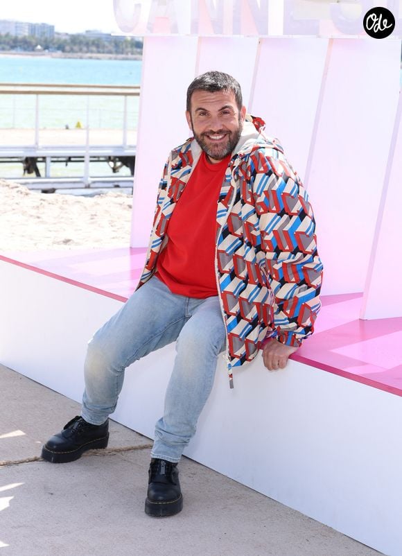 Laurent Ournac lors du photo call de ''Camping paradis'  sur la plage du Majestic lors de la 7eme saison de 'CanneSeries' à Cannes le 6 Avril 2024 
© Denis Guignebourg/BestImage