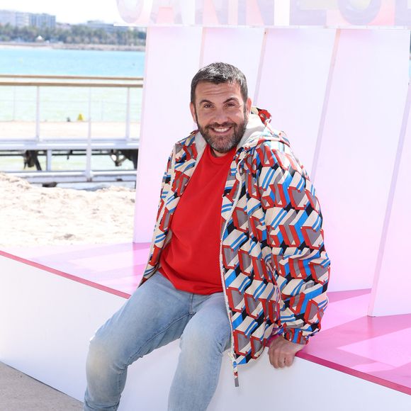 Laurent Ournac lors du photo call de ''Camping paradis'  sur la plage du Majestic lors de la 7eme saison de 'CanneSeries' à Cannes le 6 Avril 2024 
© Denis Guignebourg/BestImage