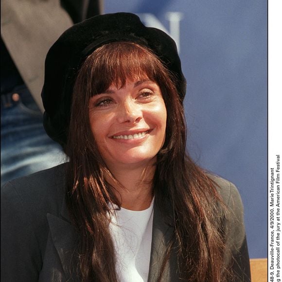Marie Trintignant pose pour les photographes lors du photocall du jury au Festival du Film Américain Deauville-France, 4/9/2000 © Bruno Cassajus/ABACA.