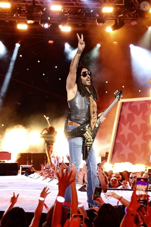 New York, NY  Lenny Kravitz, Nicole Scherzinger, Keke Palmer, les Jonas Brothers et Ava Max illuminent le spectacle pyrotechnique Macy's Fireworks Spectacular 2025 à Brooklyn, New York, le 4 juillet 2025, ajoutant ainsi à la célébration prestigieuse du Jour de l'Indépendance.

Backgrid USA / Bestimage