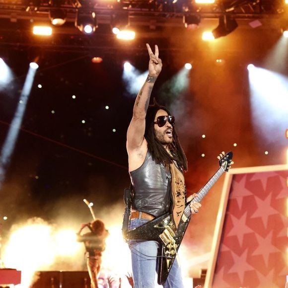 New York, NY  Lenny Kravitz, Nicole Scherzinger, Keke Palmer, les Jonas Brothers et Ava Max illuminent le spectacle pyrotechnique Macy's Fireworks Spectacular 2025 à Brooklyn, New York, le 4 juillet 2025, ajoutant ainsi à la célébration prestigieuse du Jour de l'Indépendance.

Backgrid USA / Bestimage