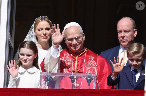 Le pape Léon XIV au balcon du palais princier avec le prince Albert II de Monaco, la princesse Charlène, le prince Jacques et la princesse Gabriella- Visite historique du pape Léon XIV à Monaco le 28 mars 2026.
© Claudia Albuquerque / Bestimage