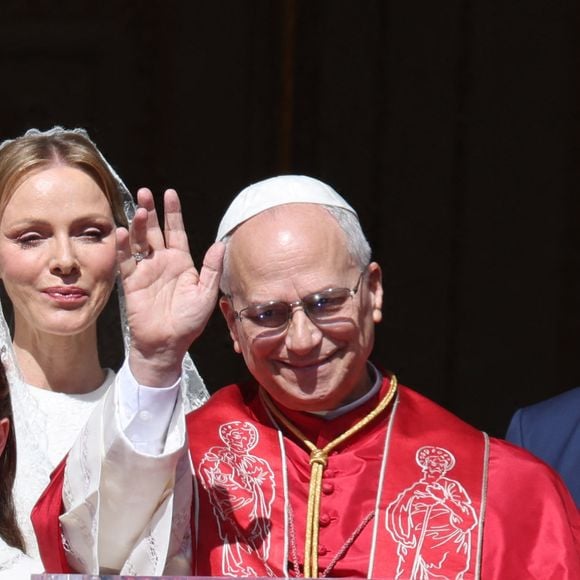 Le pape Léon XIV au balcon du palais princier avec le prince Albert II de Monaco, la princesse Charlène, le prince Jacques et la princesse Gabriella- Visite historique du pape Léon XIV à Monaco le 28 mars 2026.
© Claudia Albuquerque / Bestimage