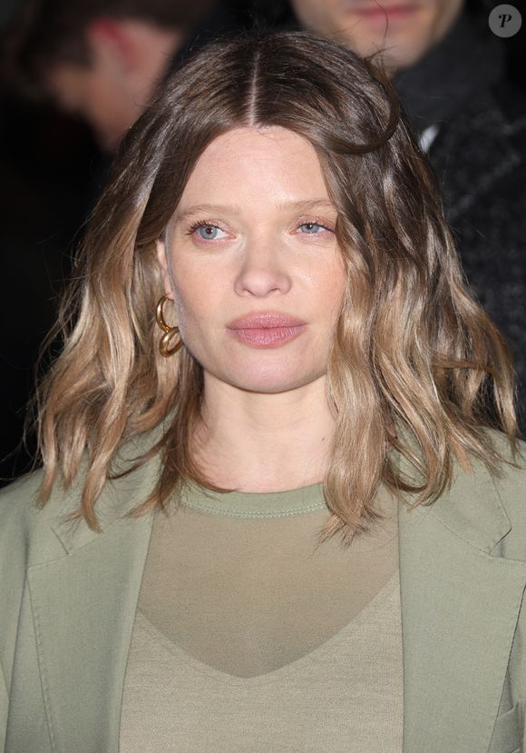 Mélanie Thierry -  Arrivées des personnalités au défilé AMI collection homme automne/hiver 2024/2025 lors de la fashion week à Paris (PFW) le 18 janvier 2024.

© Denis Guignebourg / Bestimage