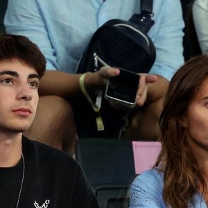 Leon Bruel et Clémence (compagne de Patrick Bruel) - Les célébrités en tribunes pendant la finale de basketball opposant les Etats-Unis à la France (98-87) lors des Jeux Olympiques de Paris 2024 (JO) à l'Arena Bercy, à Paris, France, le 10 août 2024. © Jacovides-Perusseau/Bestimage