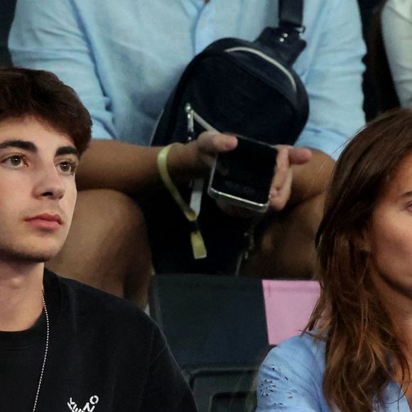 Leon Bruel et Clémence (compagne de Patrick Bruel) - Les célébrités en tribunes pendant la finale de basketball opposant les Etats-Unis à la France (98-87) lors des Jeux Olympiques de Paris 2024 (JO) à l'Arena Bercy, à Paris, France, le 10 août 2024. © Jacovides-Perusseau/Bestimage