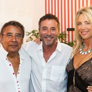 Exclusif - Laurent Voulzy et sa compagne Isaure Le Faou entourent Bernard Montiel - Laurent Voulzy en concert sur la scène du théâtre de Verdure lors du 41ème Festival de Ramatuelle, le 9 août 2025. 
© Cyril Bruneau / Bestimage