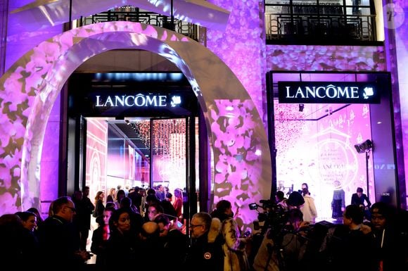 Deux ans après cet achat, le Qatar avait de nouveau investi dans la pierre à Paris en devenant, cette fois-ci, le propriétaire du numéro 52 de cette célèbre avenue. 

Exclusif - Illustration - Inauguration de la boutique Lancôme 52 Champs-Elysées à Paris le 4 décembre 2019. © Rachid Bellak/Bestimage