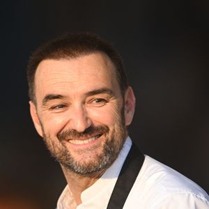 En partageant ces petits moments de bonheur, qui n’ont pas manqué de faire plaisir aux internautes, Cyril Lignac montre qu’il n’en oublie pas l’essentiel. 

Exclusif - Le chef Cyril Lignac dans l'espace VIP, le Pavillon Eiffel, lors de la 12ème édition Longines Paris Eiffel Jumping au pied de la Tour Eiffel sur le Champ-de-Mars à Paris, France, le 20 juin 2026. © Perusseau-Veeren/Bestimage