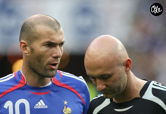 Le Français Zinedine Zidane et le gardien Fabien Barthez lors du match amical de football opposant la France au Mexique, au Stade de France, près de Paris, en France, le 27 mai 2006. La France s'est imposée 1-0. Photo de Christian Liewig/ABACAPRESS.COM