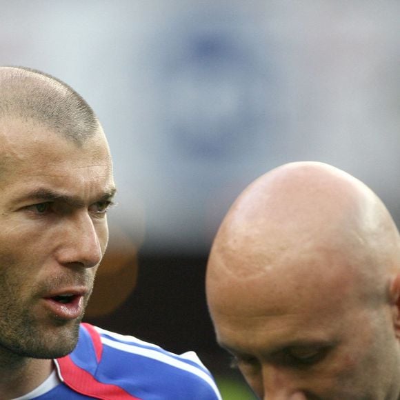 Le Français Zinedine Zidane et le gardien Fabien Barthez lors du match amical de football opposant la France au Mexique, au Stade de France, près de Paris, en France, le 27 mai 2006. La France s'est imposée 1-0. Photo de Christian Liewig/ABACAPRESS.COM