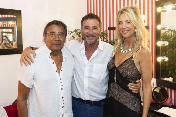 Laurent Voulzy et sa compagne Isaure Le Faou entourent Bernard Montiel - Laurent Voulzy en concert sur la scène du théâtre de Verdure lors du 41ème Festival de Ramatuelle, le 9 août 2025. 
© Cyril Bruneau / Bestimage