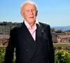 Figure emblématique de la radio et de la télévision, il laisse derrière lui une carrière de 60 ans.

Rendez-vous avec Philippe Bouvard et sa femme Colette à leur domicile à Cannes, France, le 24 août 2022, pour une interview avec Cyril Viguier pour TV5 Monde.

© Bruno Bebert/Bestimage