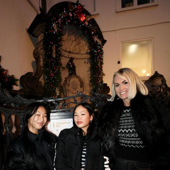 Laeticia Hallyday et Jalil Lespert, accompagnés de Jade et Joy sont allés rendre visite au Manneken-Pis qui a été rhabillé en hommage à Johnny Hallyday à Bruxelles le 20 décembre 2022.

© Dominique Jacovides / Bestimage