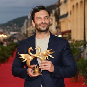 Pio Marmaï reçoit le prix du meilleur acteur pour son rôle dans "L'Attachement" - Cérémonie de clôture de la 39ème édition du festival du film romantique de Cabourg le 14 juin 2025.
© Guirec Coadic / Bestimage