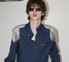 Sur le podium, les mannequins ont bousculé les codes classiques en portant des costumes déconstruits, des vêtements pailletés et de longues chemises transparentes.

Juhoon - Défilé de mode Dior Homme, Collection Printemps/Été 2027 - Photocall - dans le cadre de la Fashion Week de Paris, France, le 24 Juin 2026. 

© Bertrand Rindoff / Bestimage
