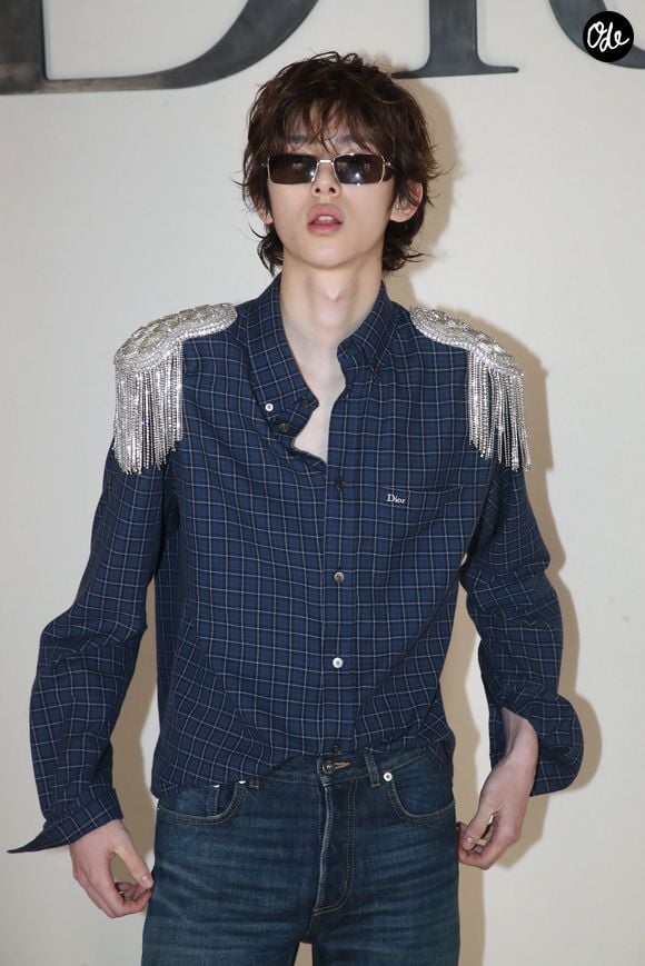 Sur le podium, les mannequins ont bousculé les codes classiques en portant des costumes déconstruits, des vêtements pailletés et de longues chemises transparentes.

Juhoon - Défilé de mode Dior Homme, Collection Printemps/Été 2027 - Photocall - dans le cadre de la Fashion Week de Paris, France, le 24 Juin 2026. 

© Bertrand Rindoff / Bestimage