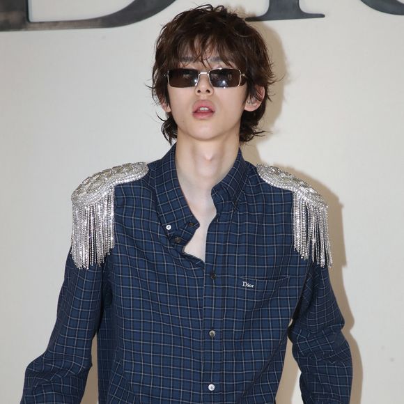 Sur le podium, les mannequins ont bousculé les codes classiques en portant des costumes déconstruits, des vêtements pailletés et de longues chemises transparentes.

Juhoon - Défilé de mode Dior Homme, Collection Printemps/Été 2027 - Photocall - dans le cadre de la Fashion Week de Paris, France, le 24 Juin 2026. 

© Bertrand Rindoff / Bestimage