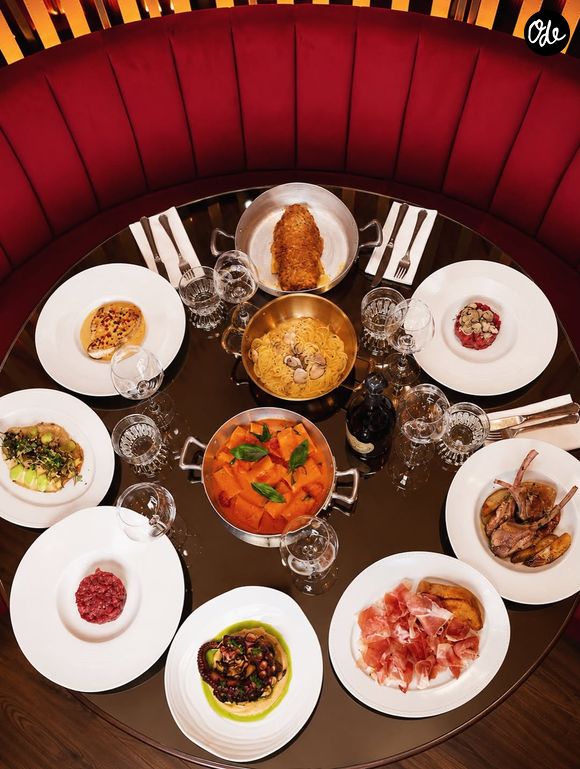€. Les pièces de viande sont proposées à 46 € pour le filet de bœuf au Barolo ou encore à 160 € pour le Black Angus à partager à deux.

Restaurant Maison GIGI - Monaco - Instagram