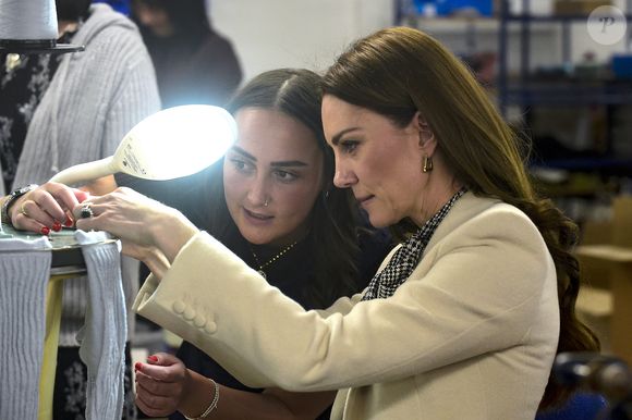 Avec beaucoup de minutie
Catherine (Kate) Middleton, princesse de Galles visite Corgi, un fabricant de textiles familial spécialisé dans la production de chaussettes et de tricots, le 30 janvier 2025 à Ammanford, au Pays de Galles, au Royaume-Uni, le 30 janvier 2025.Julien Burton / Bestimage