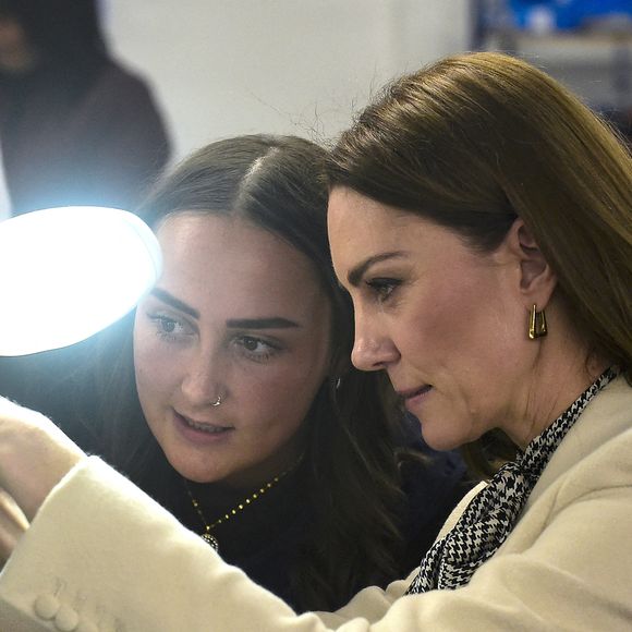 Avec beaucoup de minutie
Catherine (Kate) Middleton, princesse de Galles visite Corgi, un fabricant de textiles familial spécialisé dans la production de chaussettes et de tricots, le 30 janvier 2025 à Ammanford, au Pays de Galles, au Royaume-Uni, le 30 janvier 2025.Julien Burton / Bestimage