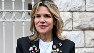 Laura Tenoudji le visage couvert d'aiguilles : elle partage son secret pour avoir une peau parfaite, et il lui vient de sa grand-mère
