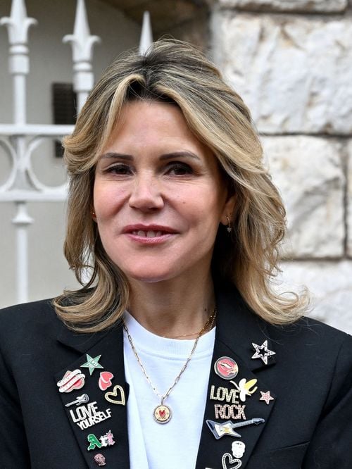 Laura Tenoudji le visage couvert d'aiguilles : elle partage son secret pour avoir une peau parfaite, et il lui vient de sa grand-mère
