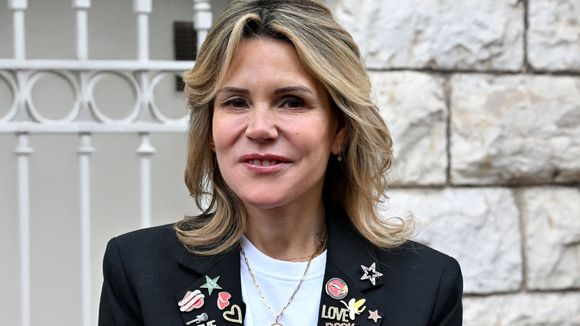Laura Tenoudji le visage couvert d'aiguilles : elle partage son secret pour avoir une peau parfaite, et il lui vient de sa grand-mère
