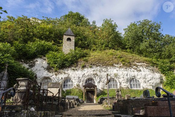 Elle a discrètement vécu plusieurs années dans le petit village de Haute-Isle, presque entièrement troglodytique jusqu'au XIXe siècle 
Haute Isle (95), l'eglise troglodytique de l'Annonciation - Photo par Quinet JM/Belpress/ANDBZ/ABACAPRESS.COM