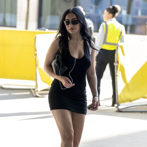 Charli XCX aperçue à la BBC Broadcasting House, dans le centre de Londres. GOFF  / BESTIMAGE