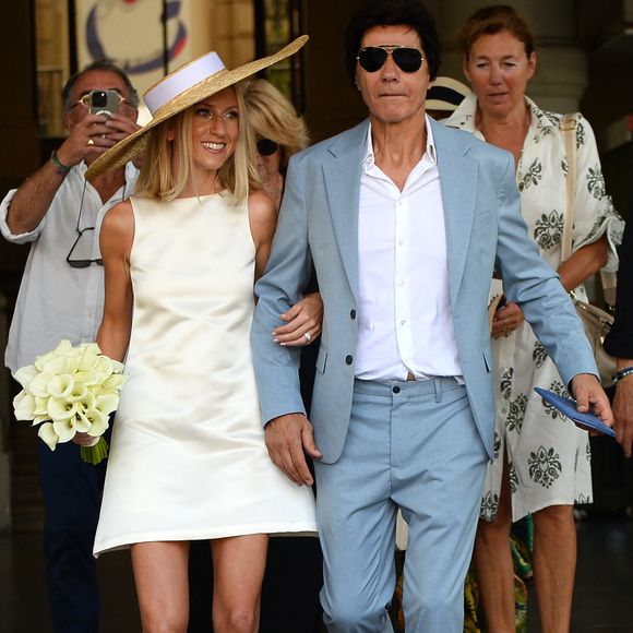 Les jeunes mariés, Jean-Luc Lahaye et sa femme Paola (Lahaye-Aubin) à la sortie de la mairie du 18ème arrondissement de Paris - J.L.Lahaye s'est marié en secondes noces avec sa compagne P.Aubin à la mairie du 18ème arrondissement de Paris, le 2 juillet 2025. 
Agence / Bestimage