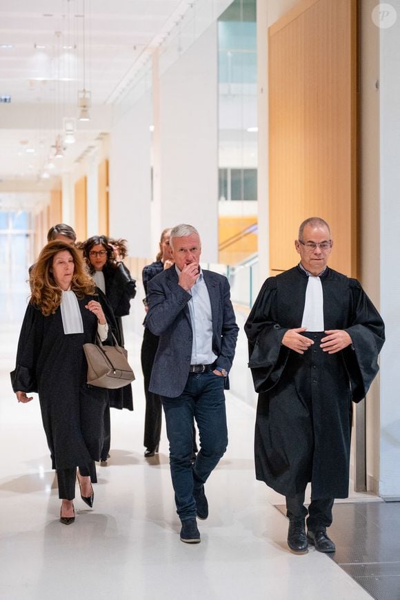 Didier Deschamps entouré de ses avocats - Sorties du tribunal correctionnel de Paris en marge du procès en diffamation entre Didier Deschamps et Daniel Riolo. Le procès en diffamation opposant Didier Deschamps à Daniel Riolo s’est ouvert le 20 novembre 2025 devant la XVIIe chambre du tribunal correctionnel de Paris : Didier Deschamps reproche à Daniel Riolo d’avoir qualifié de « menteur » à propos de la blessure de Karim Benzema lors de la coupe du monde de football en 2022. France, le 20 novembre 2025. © Pierre Perusseau/Bestimage