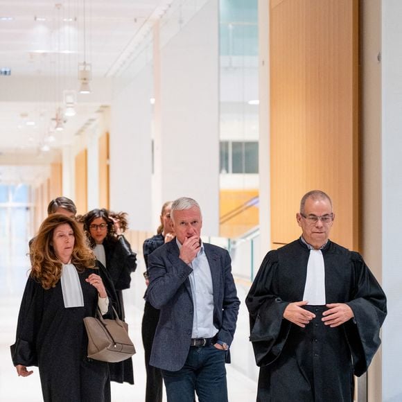 Didier Deschamps entouré de ses avocats - Sorties du tribunal correctionnel de Paris en marge du procès en diffamation entre Didier Deschamps et Daniel Riolo. Le procès en diffamation opposant Didier Deschamps à Daniel Riolo s’est ouvert le 20 novembre 2025 devant la XVIIe chambre du tribunal correctionnel de Paris : Didier Deschamps reproche à Daniel Riolo d’avoir qualifié de « menteur » à propos de la blessure de Karim Benzema lors de la coupe du monde de football en 2022. France, le 20 novembre 2025. © Pierre Perusseau/Bestimage