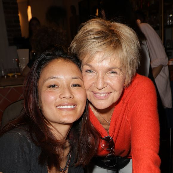 Côté vie privée, Véronique Jannot, touchée à la fin des années 1970 par un cancer du col de l'utérus qui l'a empêchée d'être mère, a également montré toute sa générosité en adoptant en 2014 Migmar, une Tibétaine orpheline.

Exclusif - Véronique Jannot et sa fille Migmar - Dédicace du livre de Jean Testanière "Messager de l'invisible" avec S. Vartan et V. Jannot chez Paillettes à Paris le 19 septembre 2024. © Coadic Guirec/Bestimage