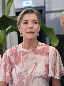 Caroline de Hanovre : Collier de perles et robe printanière pour une apparition tout en élégance à Monaco