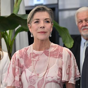 Vêtue d’une robe rose imprimée de motifs d’iris, Caroline de Monaco a attiré tous les regards lors de sa visite au Yacht Club de Monaco à l’occasion de la 57e édition du Concours International de Bouquets.

La princesse Caroline de Hanovre et Melanie De Massy guidés par la vice présidente du Garden Club Mme Cécilia Casiraghi ont inauguré le 57ème Concours International de Bouquets à Monaco © Bruno Bebert/Bestimage