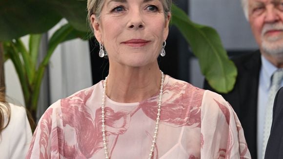 Caroline de Hanovre : Collier de perles et robe printanière pour une apparition tout en élégance à Monaco