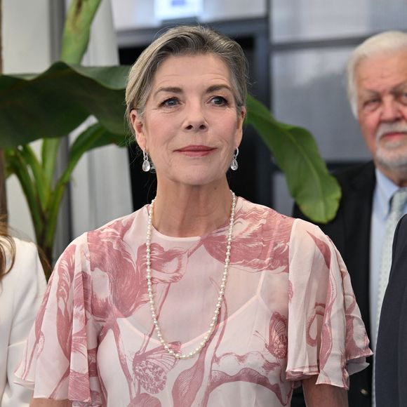Vêtue d’une robe rose imprimée de motifs d’iris, Caroline de Monaco a attiré tous les regards lors de sa visite au Yacht Club de Monaco à l’occasion de la 57e édition du Concours International de Bouquets.

La princesse Caroline de Hanovre et Melanie De Massy guidés par la vice présidente du Garden Club Mme Cécilia Casiraghi ont inauguré le 57ème Concours International de Bouquets à Monaco © Bruno Bebert/Bestimage