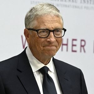 Bill Gates reçoit le prix Rathenau dans l'atrium de la Deutsche Bank à Berlin, le 23 juin 2025.
© PsnewZ / Bestimage