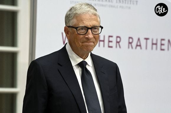 Bill Gates reçoit le prix Rathenau dans l'atrium de la Deutsche Bank à Berlin, le 23 juin 2025. 
© PsnewZ / Bestimage