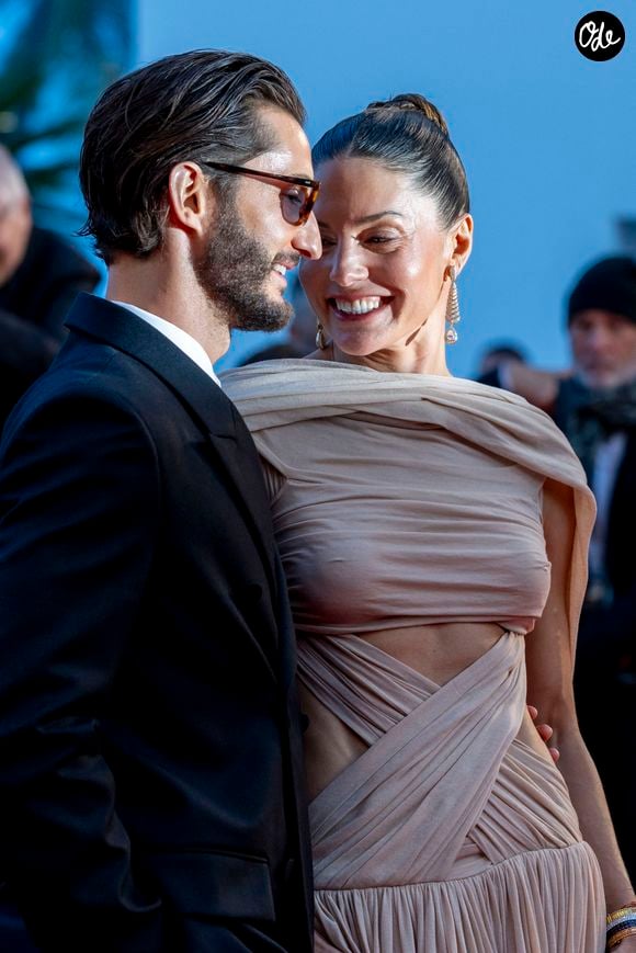 Pierre Niney et sa compagne Natasha Andrews - Montée des marches du film « Histoires parallèles » lors du 79ème Festival International du Film de Cannes, le 14 mai 2026. © Olivier Borde / Bestimage