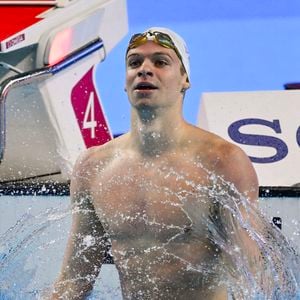Le documentaire présente également ses passions, sa personnalité et les sacrifices nécessaires pour rester au plus haut niveau.

Le Français Léon Marchand exulte après avoir établi un nouveau record du monde au 200 m quatre nages individuel masculin lors des 22e Championnats du monde de natation à la WAC Arena de Singapour (Singapour), le 30 juillet 2025. © Inside/Psnewz/Bestimage