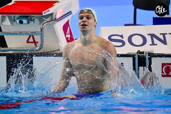 Le documentaire présente également ses passions, sa personnalité et les sacrifices nécessaires pour rester au plus haut niveau.

Le Français Léon Marchand exulte après avoir établi un nouveau record du monde au 200 m quatre nages individuel masculin lors des 22e Championnats du monde de natation à la WAC Arena de Singapour (Singapour), le 30 juillet 2025. © Inside/Psnewz/Bestimage