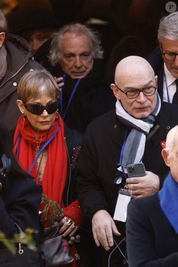 Isabelle Morini-Bosc, Jean-François Guyot (AFP) - Sorties des obsèques de Brigitte Bardot dans l'église Paroissiale Notre-Dame-de-l'Assomption de Saint-Tropez, France, le 7 janvier 2026.  Brigitte Bardot, figure emblématique du cinéma français et icône internationale, est décédée le 28 décembre 2025 à l'âge de 91 ans dans sa mythique propriété de La Madrague, à Saint-Tropez (France). Révélée au monde entier par son rôle dans "Et Dieu... créa la femme", elle avait contribué à faire de Saint-Tropez un lieu mondialement connu. L'actrice sera inhumée le 7 janvier 2026 au cimetière marin de Saint-Tropez, aux côtés de son père Louis Bardot (1896-1975) et de sa mère Anne-Marie Mucel (1912-1978). Une cérémonie religieuse se tiendra auparavant dans l'église de Saint-Tropez, où proches, personnalités et anonymes pourront lui rendre un dernier hommage. © Jacovides-Moreau/Bestimage