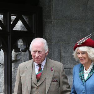Le roi Charles III d'Angleterre et la reine Camilla en visite à Crathie Kirk à Balmoral à l'occasion des cérémonies pour leur 20ème anniversaire de mariage le 13 avril 2025. Photo par GOFF INF / BESTIMAGE