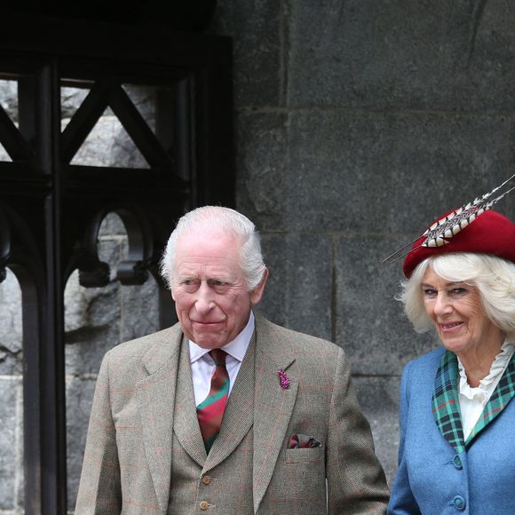 Le roi Charles III d'Angleterre et la reine Camilla en visite à Crathie Kirk à Balmoral à l'occasion des cérémonies pour leur 20ème anniversaire de mariage le 13 avril 2025. Photo par GOFF INF / BESTIMAGE