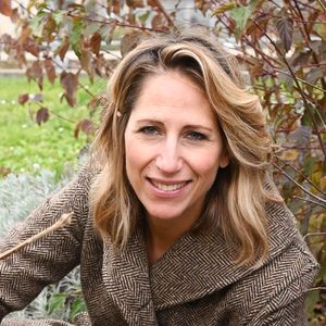 Maud Fontenoy - A l'approche de la Journée de l'Environnement, un projet destiné à encourager la pollinisation et la sauvegarde des abeilles en France est lancé à la Seine Musicale à Boulogne-Billancourt le 17 novembre 2021. Porté par la navigatrice Maud Fontenoy, "Des rosiers pour une ruche" vous convie à la Seine Musicale pour dévoiler une plantation de rosiers et récolter des fonds afin de planter 2000 ruches dans des lieux symboliques aux quatre coins de la France.
La cause environnementale est une bataille qui se mène sur plusieurs fronts. Parmi les points clés de cette lutte, on retrouve la question de la sauvegarde des abeilles, essentielles à l'équilibre de notre écosystème. Tandis que la journée de l'Environnement prévue le 21 novembre approche à grand pas, des initiatives sont lancées en faveur de cette cause. C'est le cas des Rotary Districts de France avec un projet fleuri : "Des rosiers pour une ruche" porté par la navigatrice Maud Fontenoy.
Cet évènement marque le point de départ d'une vente de rosiers dont les fonds récoltés sont destinés à financer 2000 ruches qui seront ensuite offertes à des lieux symboliques situés aux quatre coins de la France d'ici le 20 mai 2022 pour la journée mondiale des abeilles. Pour mener ce projet à bien ce sont des milliers de rosiers qui sont proposés à la vente.
