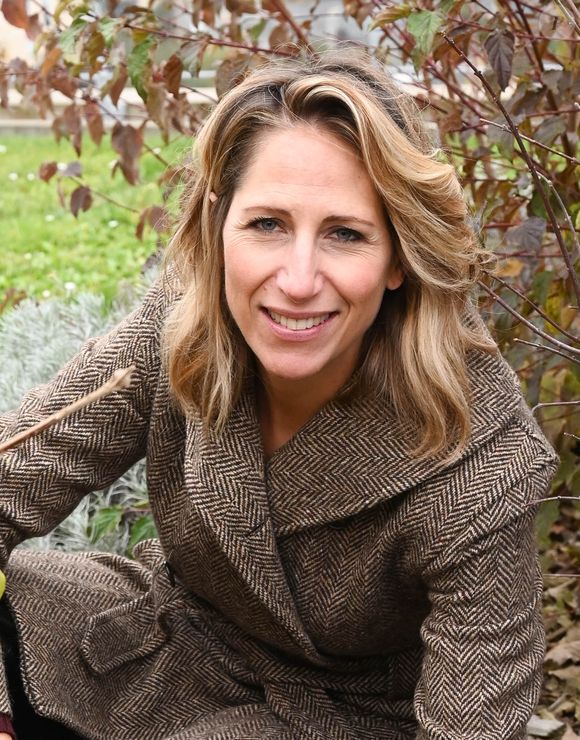 Maud Fontenoy - A l'approche de la Journée de l'Environnement, un projet destiné à encourager la pollinisation et la sauvegarde des abeilles en France est lancé à la Seine Musicale à Boulogne-Billancourt le 17 novembre 2021. Porté par la navigatrice Maud Fontenoy, "Des rosiers pour une ruche" vous convie à la Seine Musicale pour dévoiler une plantation de rosiers et récolter des fonds afin de planter 2000 ruches dans des lieux symboliques aux quatre coins de la France.
La cause environnementale est une bataille qui se mène sur plusieurs fronts. Parmi les points clés de cette lutte, on retrouve la question de la sauvegarde des abeilles, essentielles à l'équilibre de notre écosystème. Tandis que la journée de l'Environnement prévue le 21 novembre approche à grand pas, des initiatives sont lancées en faveur de cette cause. C'est le cas des Rotary Districts de France avec un projet fleuri : "Des rosiers pour une ruche" porté par la navigatrice Maud Fontenoy.
Cet évènement marque le point de départ d'une vente de rosiers dont les fonds récoltés sont destinés à financer 2000 ruches qui seront ensuite offertes à des lieux symboliques situés aux quatre coins de la France d'ici le 20 mai 2022 pour la journée mondiale des abeilles. Pour mener ce projet à bien ce sont des milliers de rosiers qui sont proposés à la vente.