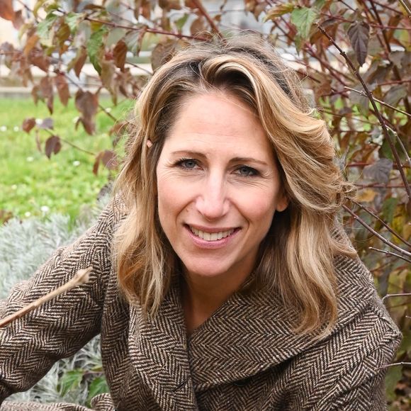 Maud Fontenoy - A l'approche de la Journée de l'Environnement, un projet destiné à encourager la pollinisation et la sauvegarde des abeilles en France est lancé à la Seine Musicale à Boulogne-Billancourt le 17 novembre 2021. Porté par la navigatrice Maud Fontenoy, "Des rosiers pour une ruche" vous convie à la Seine Musicale pour dévoiler une plantation de rosiers et récolter des fonds afin de planter 2000 ruches dans des lieux symboliques aux quatre coins de la France.
La cause environnementale est une bataille qui se mène sur plusieurs fronts. Parmi les points clés de cette lutte, on retrouve la question de la sauvegarde des abeilles, essentielles à l'équilibre de notre écosystème. Tandis que la journée de l'Environnement prévue le 21 novembre approche à grand pas, des initiatives sont lancées en faveur de cette cause. C'est le cas des Rotary Districts de France avec un projet fleuri : "Des rosiers pour une ruche" porté par la navigatrice Maud Fontenoy.
Cet évènement marque le point de départ d'une vente de rosiers dont les fonds récoltés sont destinés à financer 2000 ruches qui seront ensuite offertes à des lieux symboliques situés aux quatre coins de la France d'ici le 20 mai 2022 pour la journée mondiale des abeilles. Pour mener ce projet à bien ce sont des milliers de rosiers qui sont proposés à la vente.